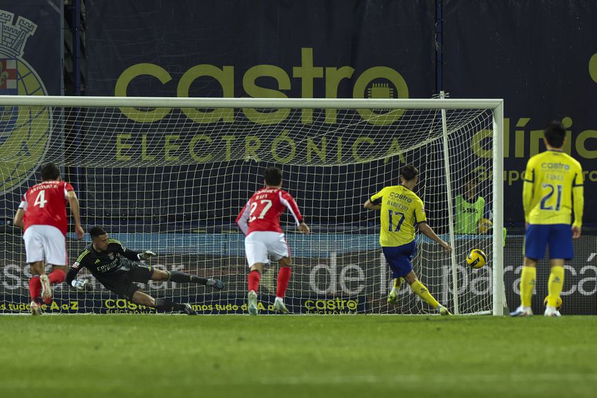 Camisola 17 faturou da marca dos 11 metros e, na altura, deu vantagem aos lobos diante das águias - Foto: Paulo Novais/LUSA