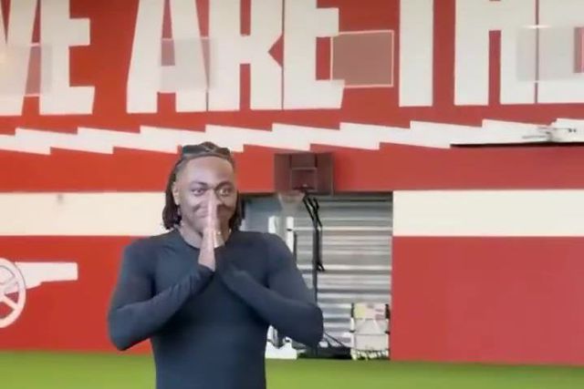 VÍDEO: ídolo intemporal! A reação de craque do Arsenal ao conhecer Romário