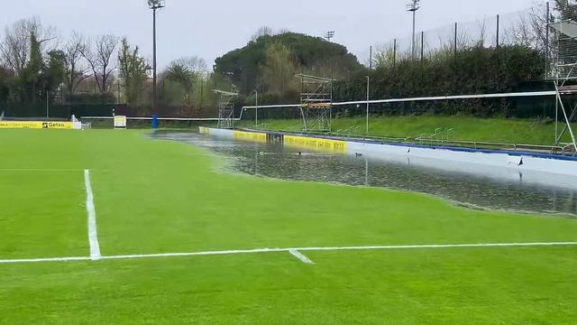 Jogo adiado em Espanha pelo relvado alagado: até patos havia...