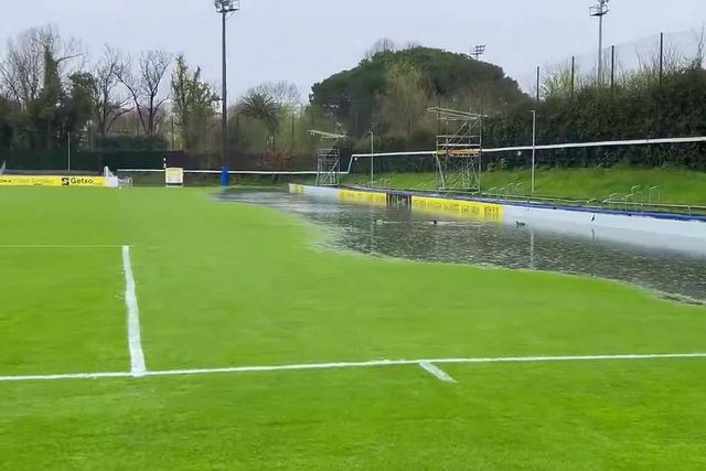 Jogo adiado em Espanha pelo relvado alagado: até patos havia...