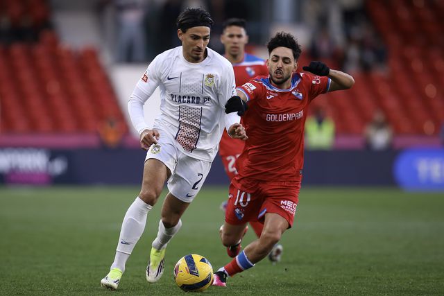 O jogador do Gil Vicente L. Esteves (D) disputa a bola com o jogador o Alverca Nabil TZ (E) durante o jogo da I Liga de futebol, realizado no Estádio Cidade Barcelos, 14 de março de 2026. MANUEL FERNANDO ARAÚJO/LUSA