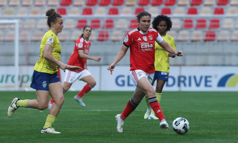 Pauleta conduz a bola em jogo do Benfica frente ao Valadares Gaia - Foto: Benfica