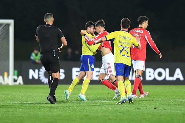 Confronto entre Dedic e Trezza no final do Arouca-Benfica (Foto: Rogério Ferreira/Kapta+)