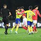 Confronto entre Dedic e Trezza no final do Arouca-Benfica (Foto: Rogério Ferreira/Kapta+)