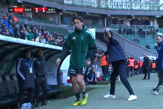 Selcuk Inan, treinador do Kocaelispor, dá ordem de saída aos elementos do banco