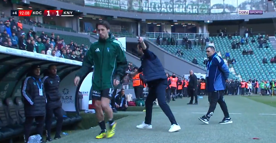 Ilhan Palut, treinador do Konyaspor, dá ordem de saída aos elementos do banco