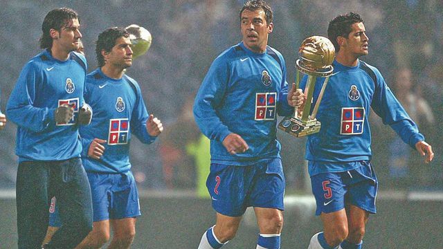 Jorge Costa e Ricardo Costa exibem a Taça Intercontinental conquistada em 2004 - Foto: A BOLA
