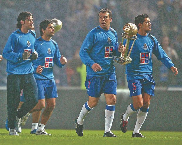 Jorge Costa e Ricardo Costa exibem a Taça Intercontinental conquistada em 2004 - Foto: A BOLA
