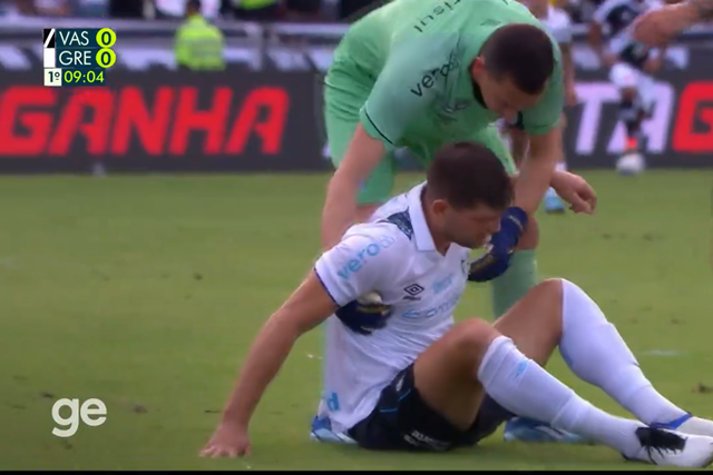 Vídeo: jogador do Grêmio fica combalido e estreia-se nova regra no Brasileirão