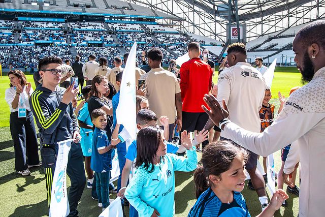 Dez mil assistem a treino do Marselha (fotos)