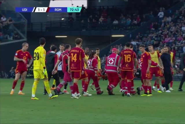 Udinese-Roma abandonado após N'Dicka ter sido levado de maca (vídeo)
