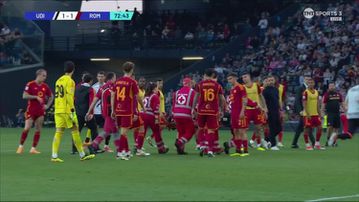 Udinese-Roma abandonado após N'Dicka ter sido levado de maca (vídeo)