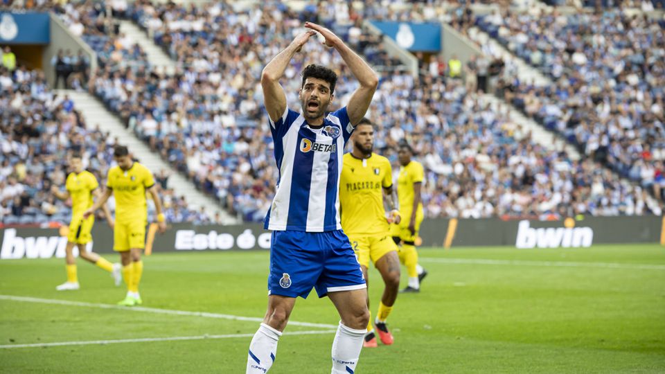 FC Porto aponta à arbitragem: «Penálti claro sobre Taremi»