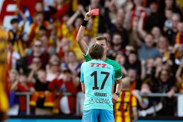 Dois amarelos em quatro segundos: avançado é expulso no tempo de compensação (vídeo)