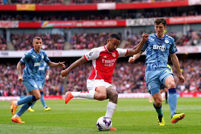 Aston Villa surpreende o Arsenal e o Man. City é o novo líder da Premier League