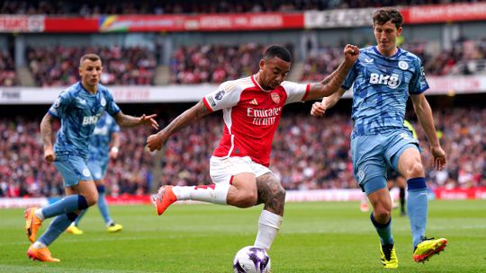 Aston Villa surpreende o Arsenal e o Man. City é o novo líder da Premier League