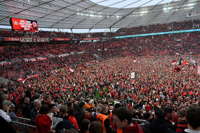 A invasão de campo dos adeptos do Leverkusen!