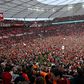 A invasão de campo dos adeptos do Leverkusen!