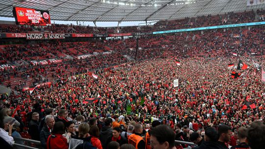 A invasão de campo dos adeptos do Leverkusen!