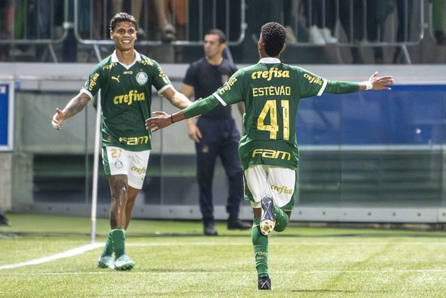 Palmeiras inicia defesa do título com triunfo na visita ao Vitória