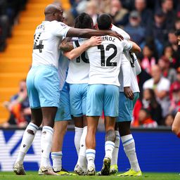 Premier League: Liverpool perde em casa e atrasa-se na corrida ao título