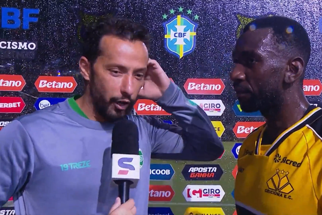 Vídeo: capitão do Juventude ajuda jornalista a traduzir perguntas para Bolasie 