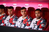 João Palhinha no banco de suplentes do Bayern, ao lado do compatriota Raphael Guerreiro