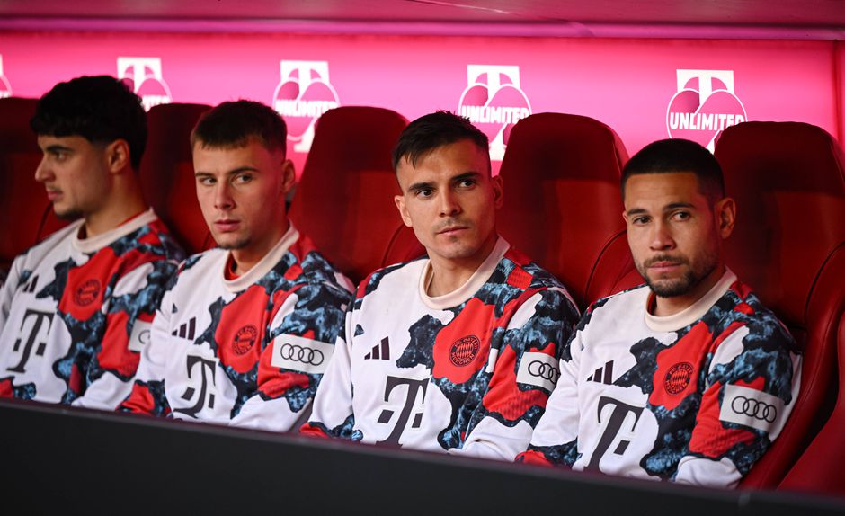 João Palhinha no banco de suplentes do Bayern, ao lado do compatriota Raphael Guerreiro