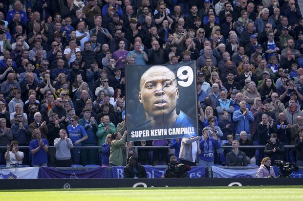 Kevin Campbell foi homenageado em Goodison Park, no passado dia 5, quando o Evertonm recebeu o Arsenal, dois clubes onde o avançado brilhou (Foto: Ed Sykes/IMAGO)