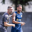 Pedro Caixinha fala com Neymar durante um treino do Santos