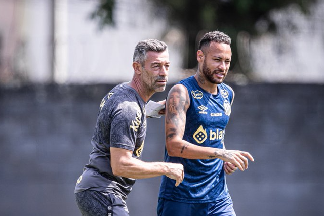 Pedro Caixinha fala com Neymar durante um treino do Santos