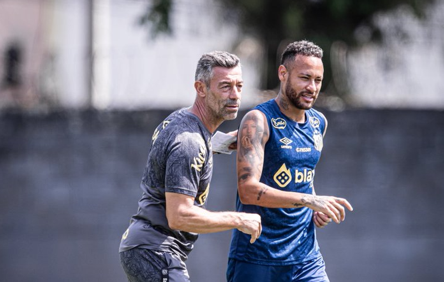 Pedro Caixinha fala com Neymar durante um treino do Santos