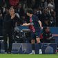 Luis Enrique a falar com Vitinha durante o PSG-Aston Villa