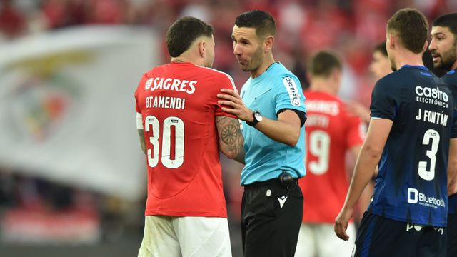 António Nobre explica a Otamendi porque assinalou penálti no jogo entre Benfica e Arouca