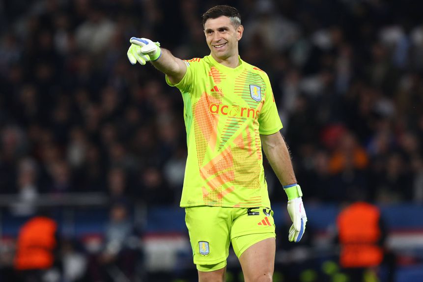 Emiliano Martínez a jogar pelo Aston Villa no Parque dos Príncipes