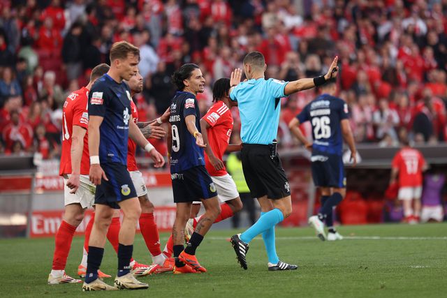 Árbitro António Nobre ´perseguido' por jogadores do Benfica e Arouca durante o jogo de domingo, 13 de abril, entre os dois clubes para a Liga que terminou com um empate a dois golos... e muita polémica
