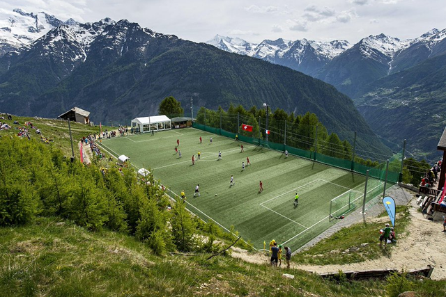 Arena Otmar Hitzfeld Arena, Suíça - com o nome do histórico treinador alemão, que também teve sucesso na Suíça, está a doi mil metros de altitude e alberga a equipa amadora FC Gspon