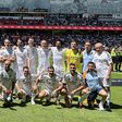 Figo marca e Marcelo festeja à Ronaldo no Real Madrid-Barcelona Legends