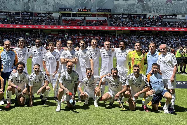 Figo marca e Marcelo festeja à Ronaldo no Real Madrid-Barcelona Legends