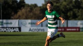 Jovens do Sporting dão autógrafos