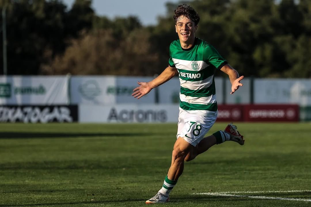 Jovens do Sporting dão autógrafos