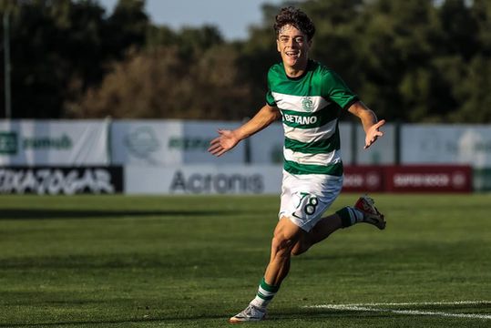 Jovens do Sporting dão autógrafos