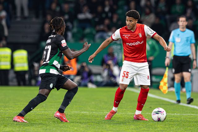 Francisco Chissumba, defesa do SC Braga, tem a bola controlada perante a pressão de Quenda, do Sporting