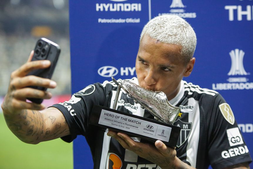 Deyverson gosta de estar no centro das atenções (Foto: Allan Calisto/IMAGO)