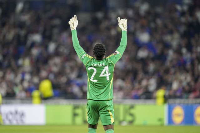 Onana a apontar para o céu