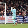 Brent Stevens aplaude adeptos no RFC Liege-Genk