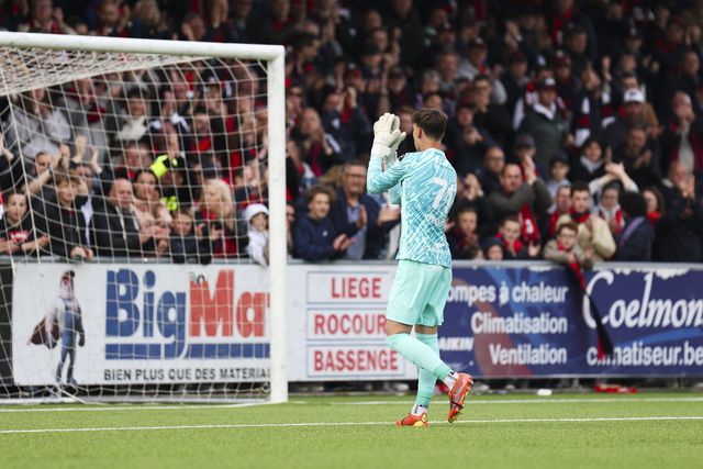 Brent Stevens aplaude adeptos no RFC Liege-Genk