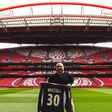 Fabrizio Miccoli, 45 anos, no Estádio da Luz, com a camisola que vestiu duas épocas no Benfica