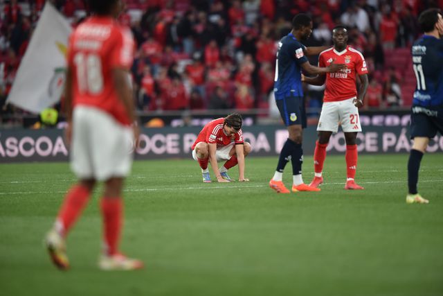 Carreras reage com desilusão depois de consumado o empate com o Arouca na Luz