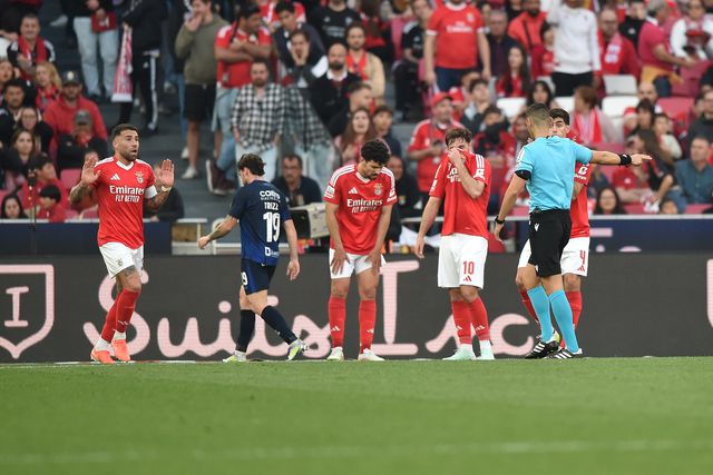 António Nobre, árbitro do Benfica-Arouca, acaba de confirmar, após recurso ao VAR, o penálti favorável aos arouquenses que viria a dar o empate a um golo, sendo que o jogo terminou com uma igualdade a dois